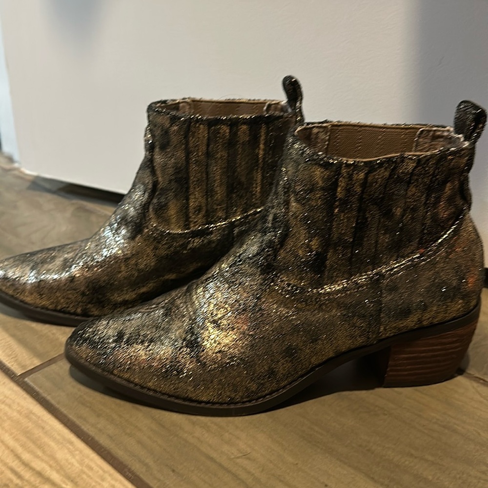 Band of Gypsies black gold metallic Borderline booties size 8.5